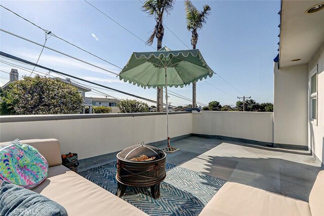 view of patio featuring an outdoor fire pit