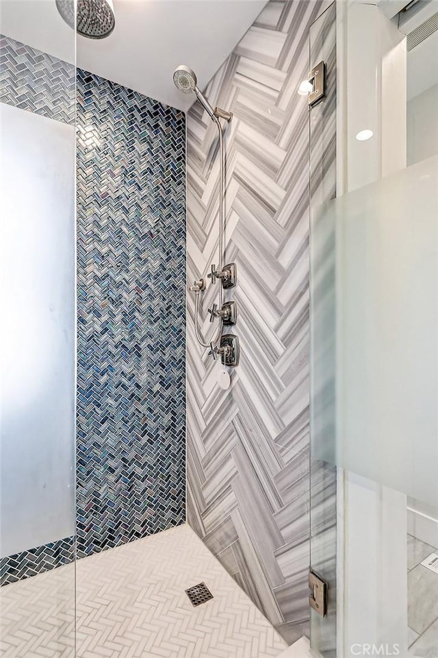 bathroom featuring a tile shower