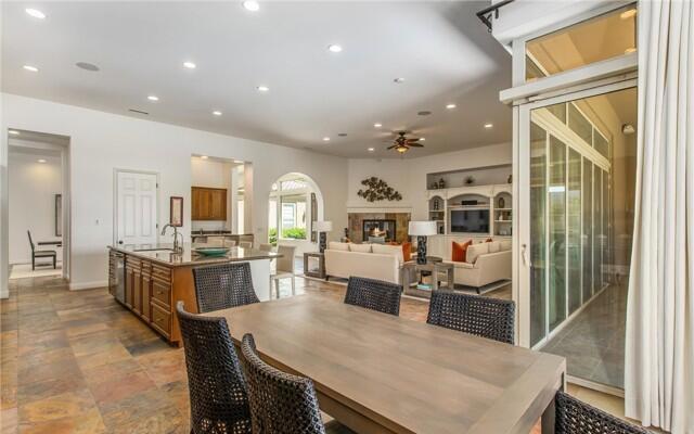 dining area featuring sink and ceiling fan