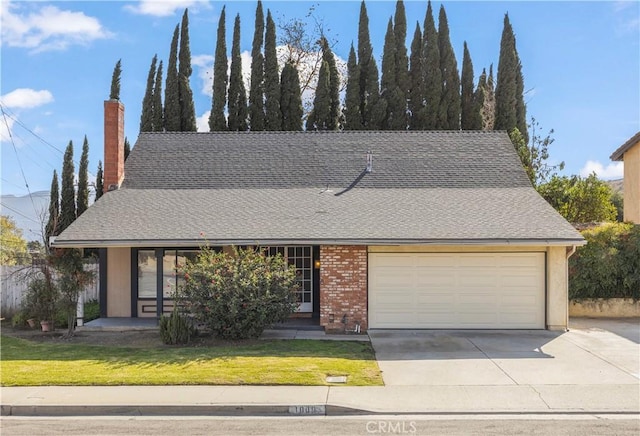 view of front facade with a front yard