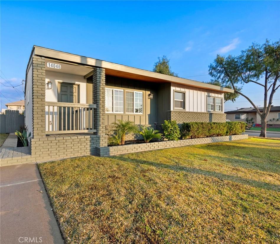 single story home with a front yard