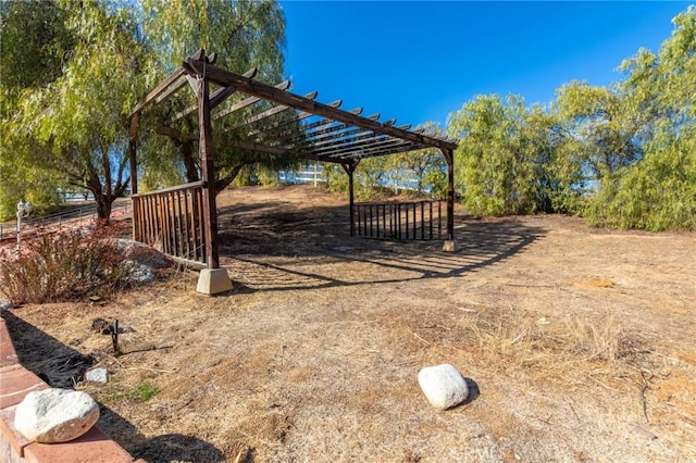 view of yard featuring a pergola