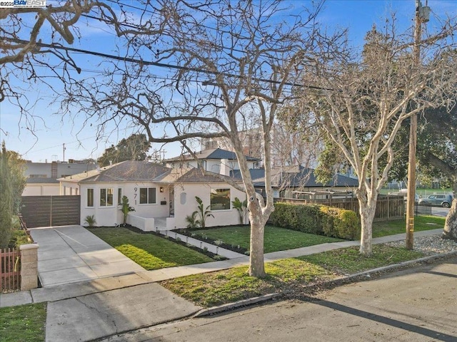 view of front of home featuring a front yard