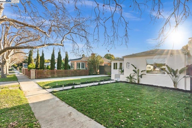 view of front of property featuring a front lawn