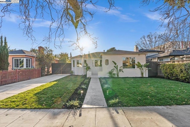 view of front of house featuring a front lawn