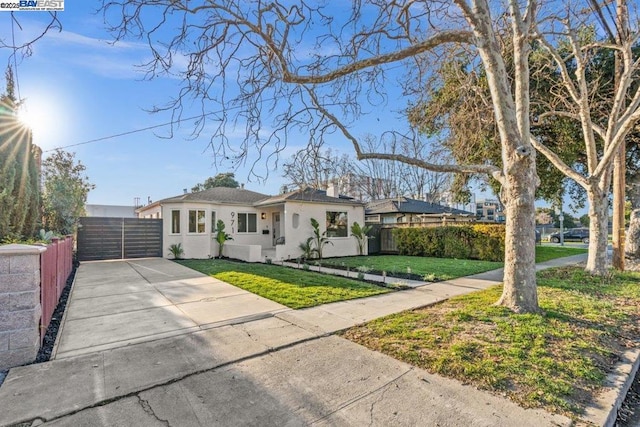 single story home with a front lawn