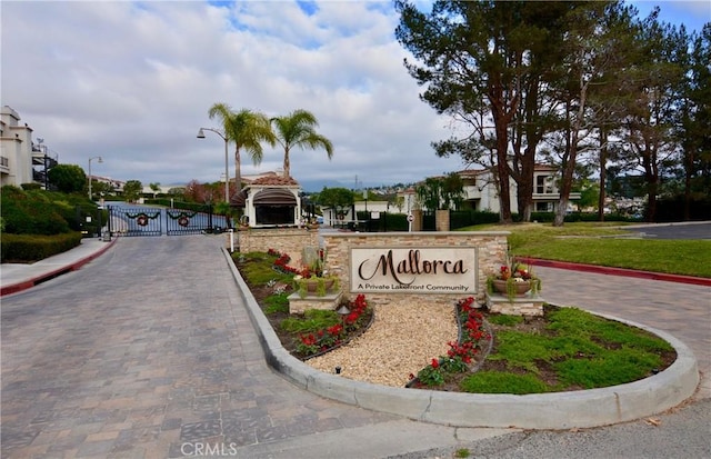 view of community / neighborhood sign