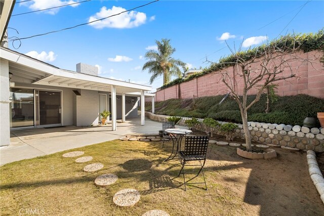 view of yard featuring a patio