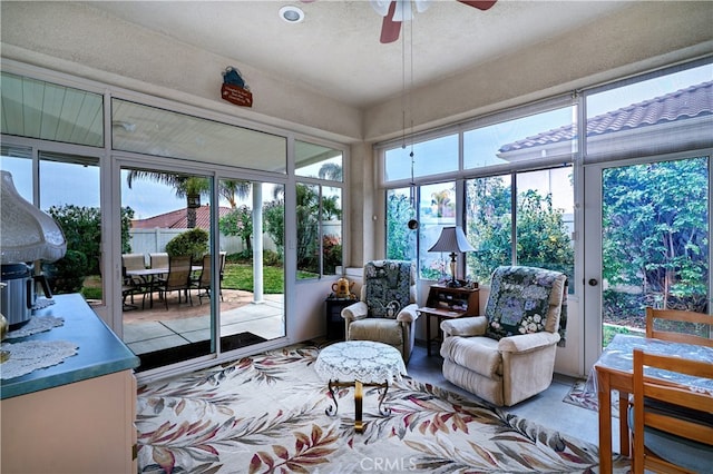 sunroom with ceiling fan