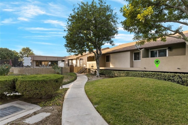 view of front of home featuring a front lawn