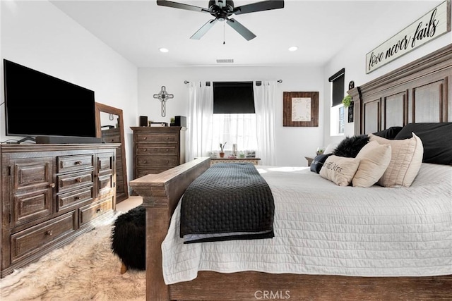 bedroom with ceiling fan