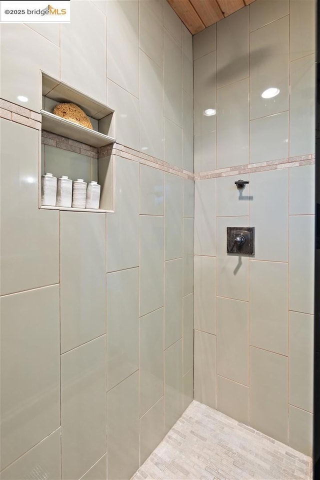 bathroom featuring a tile shower