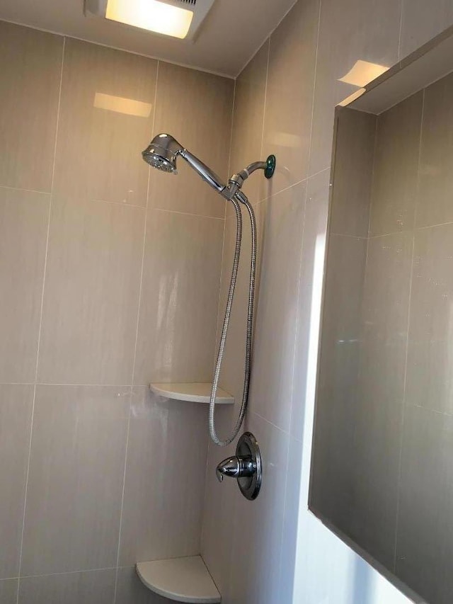 bathroom featuring tiled shower