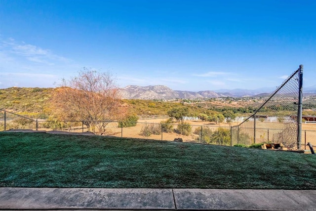 view of yard featuring a mountain view