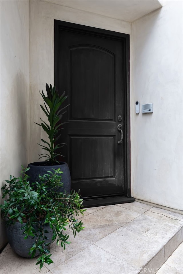 property entrance featuring stucco siding