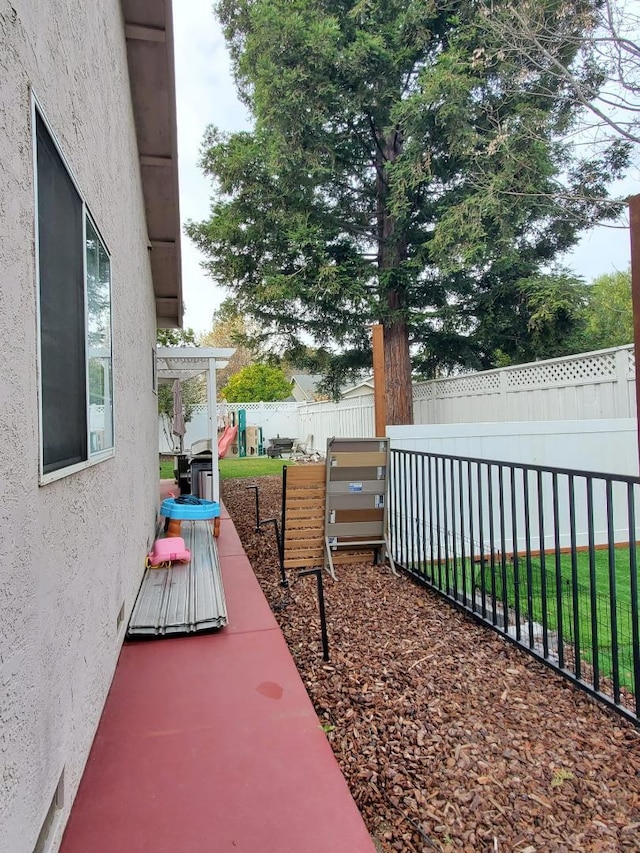 view of yard with a pergola