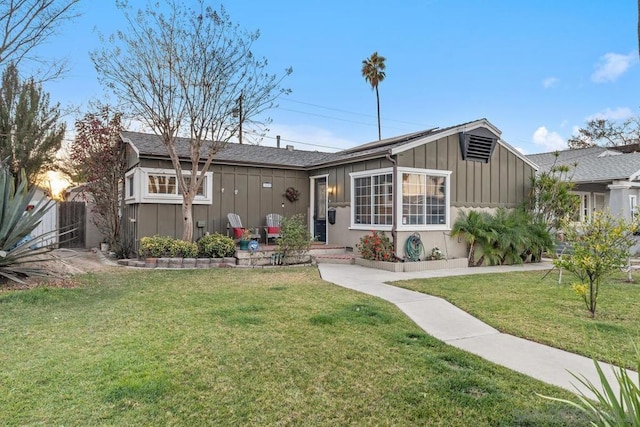 view of front of house featuring a front yard