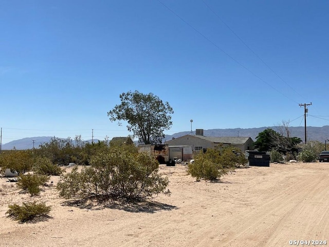 view of yard with a mountain view