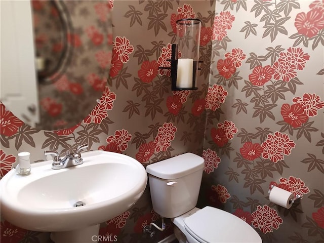 bathroom featuring toilet and sink