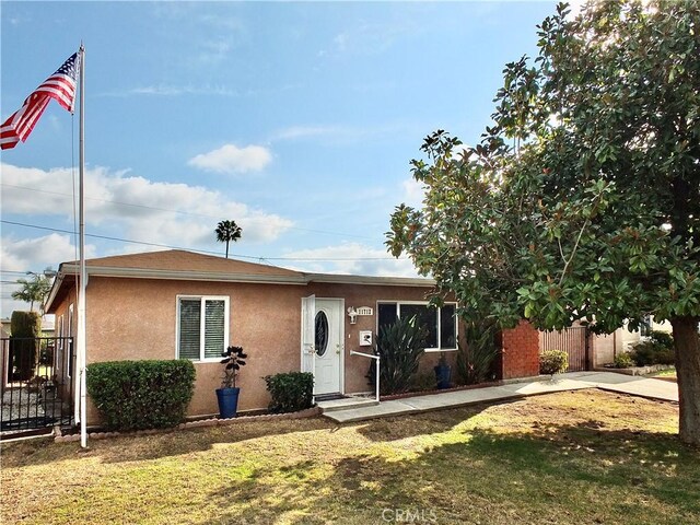 view of front of house featuring a front yard