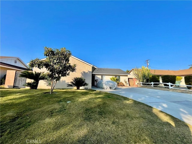 view of front of home featuring a front yard