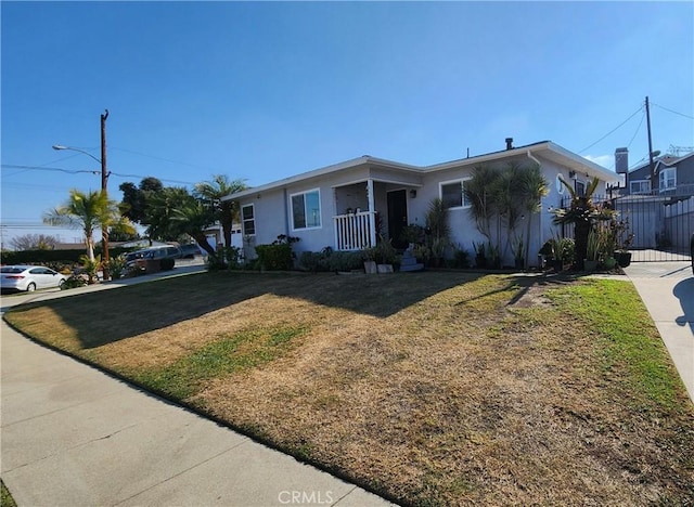 view of front of house featuring a front lawn