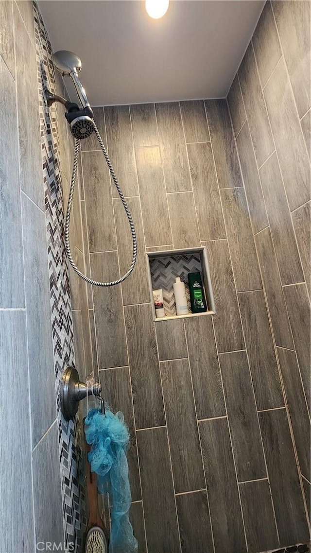 bathroom featuring tiled shower