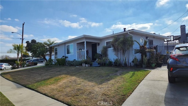 view of front of house featuring a front lawn