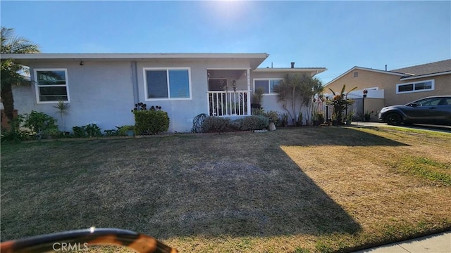 view of front of house featuring a front lawn