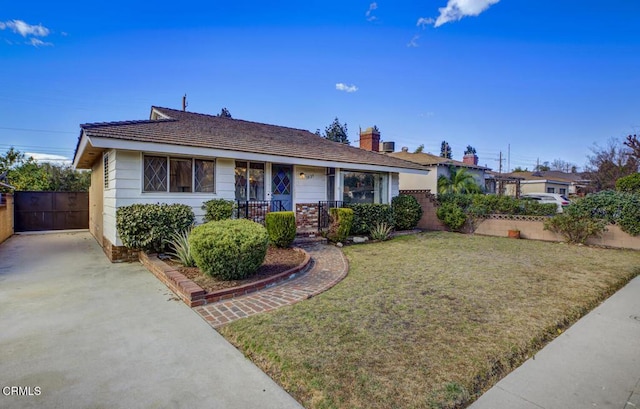 ranch-style house featuring a front lawn