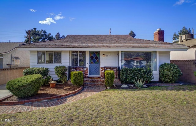 single story home with a front lawn