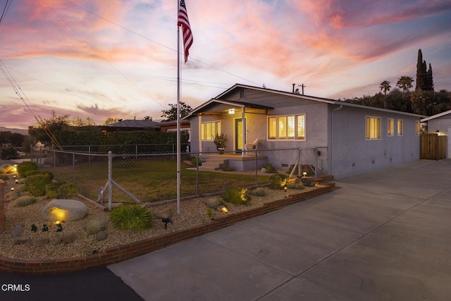 view of front of property featuring a yard