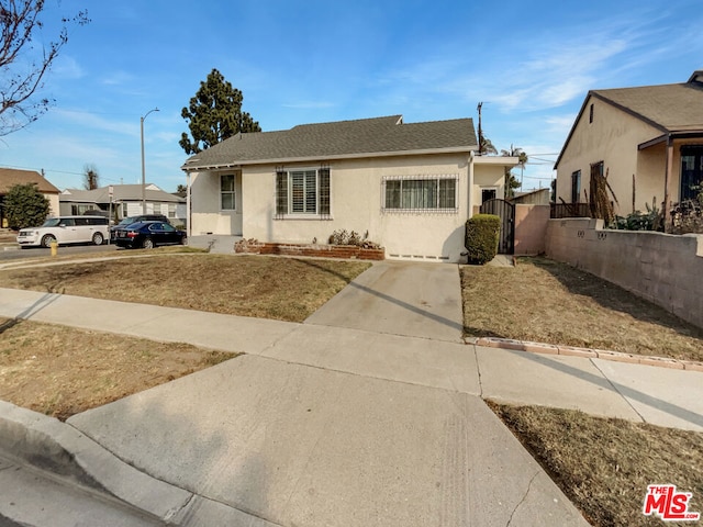 bungalow-style house featuring a front lawn