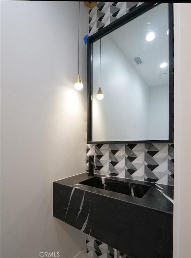 bathroom with decorative backsplash