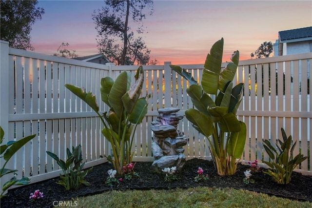 view of yard at dusk