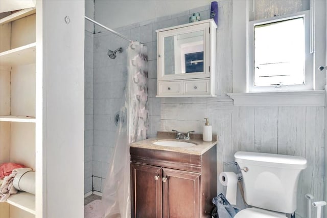 bathroom with vanity, curtained shower, and toilet