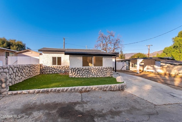 view of front of property with a front lawn