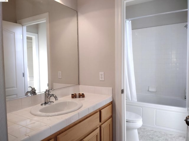 full bathroom with shower / bath combination with curtain, vanity, and toilet