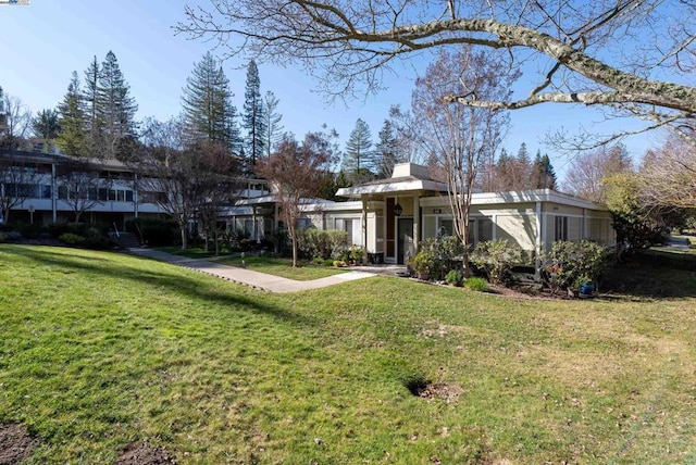 view of front facade featuring a front lawn