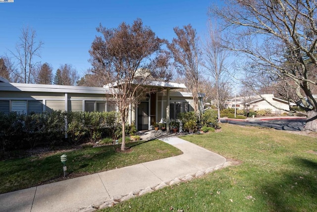 view of front facade featuring a front lawn