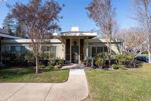 view of front of property with a front yard