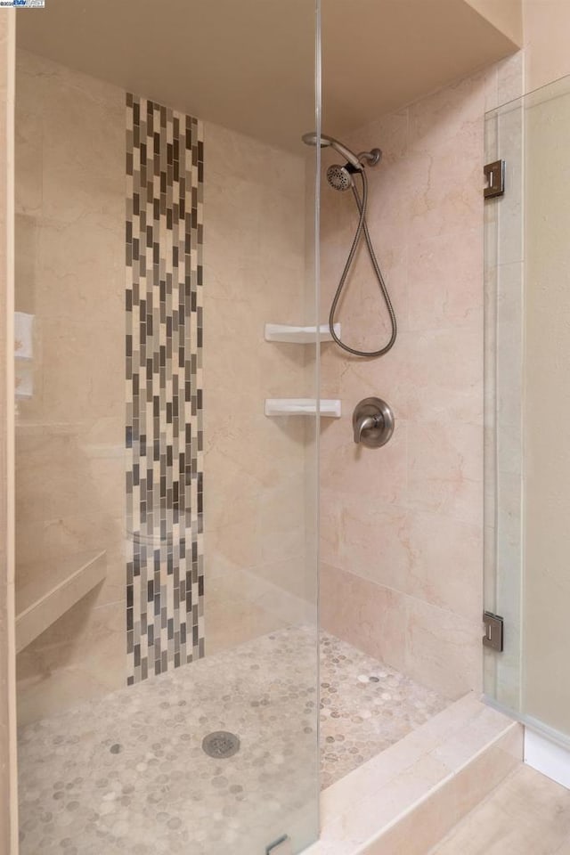 bathroom featuring tiled shower