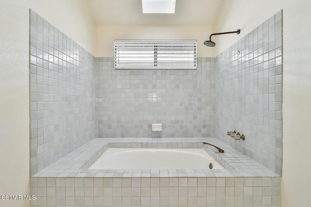 bathroom featuring tiled shower / bath