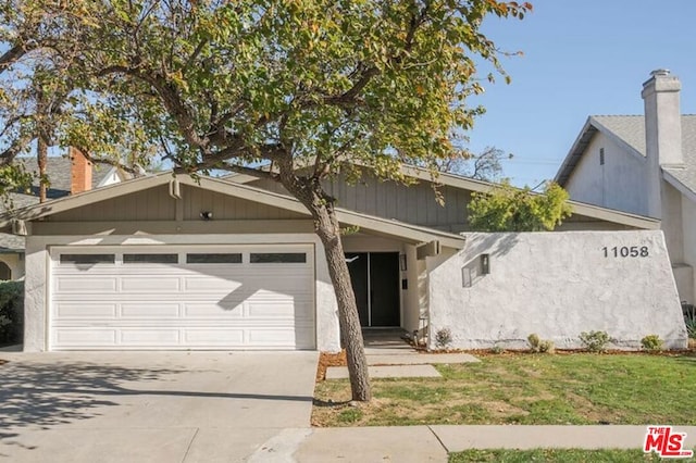 view of front facade featuring a garage and a front lawn