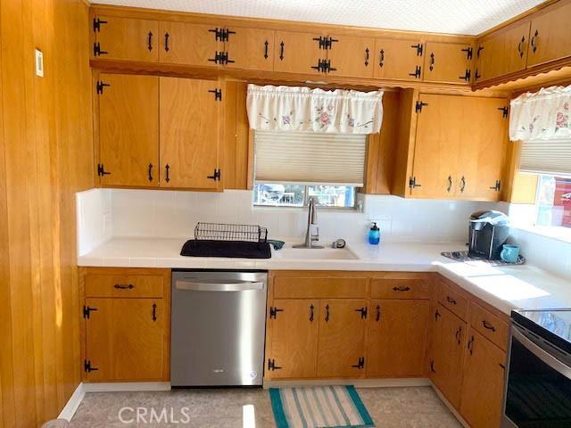 kitchen with stainless steel appliances, sink, and backsplash