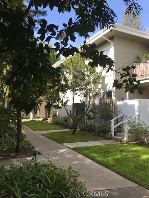 view of home's community featuring a yard