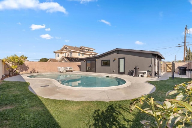 view of swimming pool with a patio and a lawn