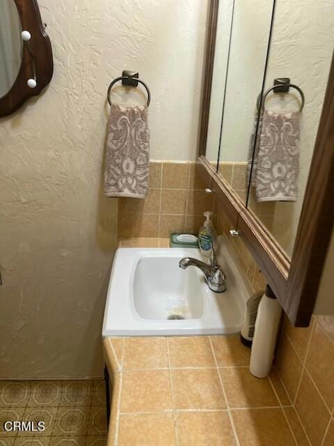 bathroom featuring a sink