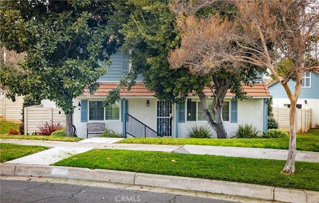 view of front of property featuring a front lawn