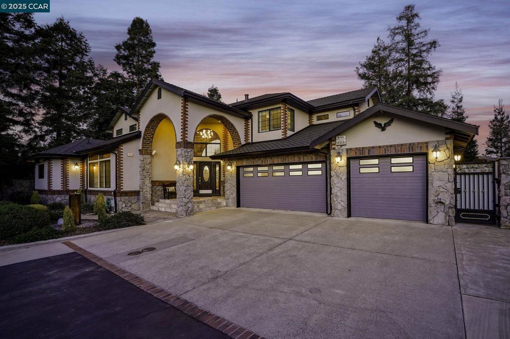 view of front of property featuring a garage